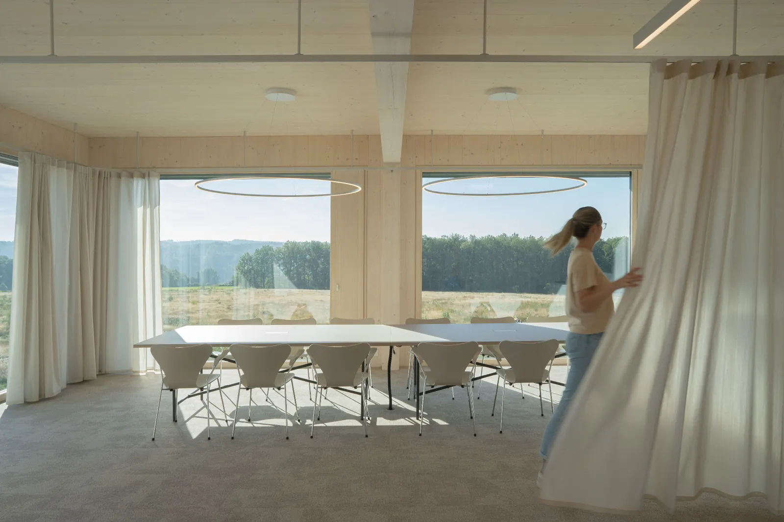 Meetingraum mit Vorhang, Holz, Licht