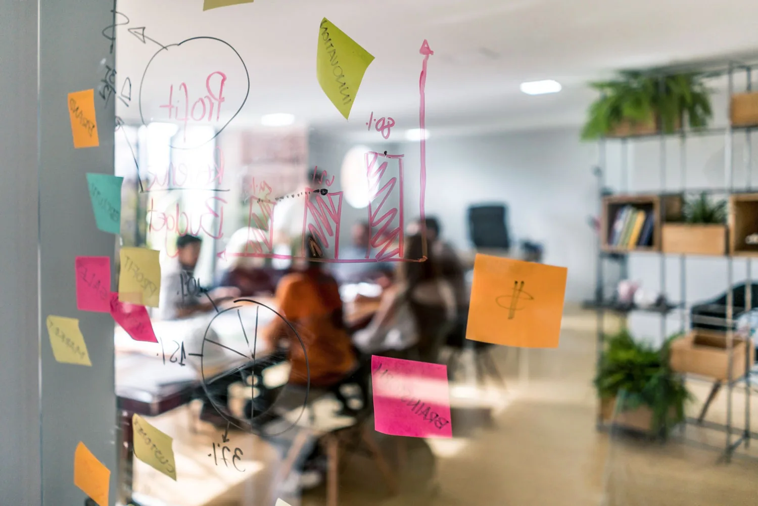 Menschen arbeiten gemeinsam an einem Tisch