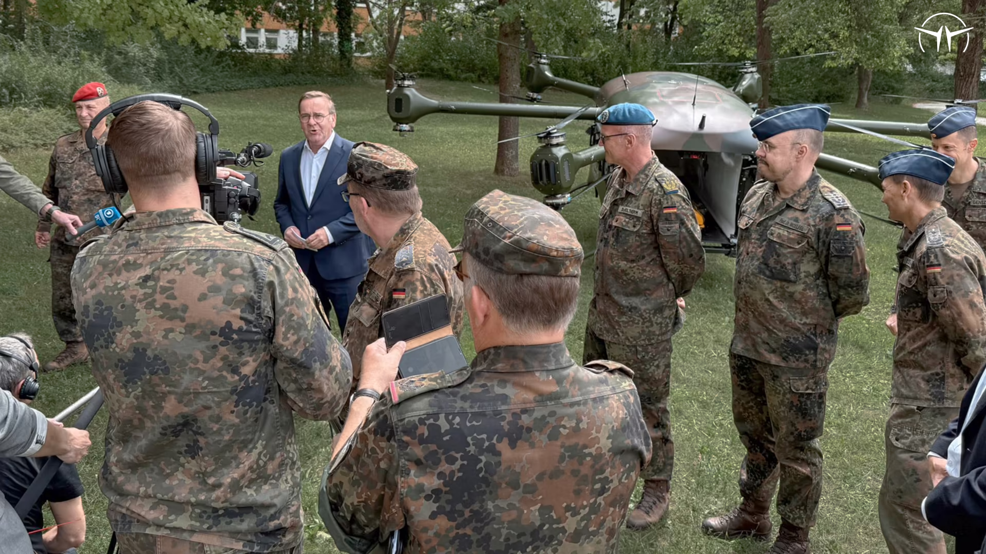 Defence Minister Pistorius with soldiers next to the Grille drone