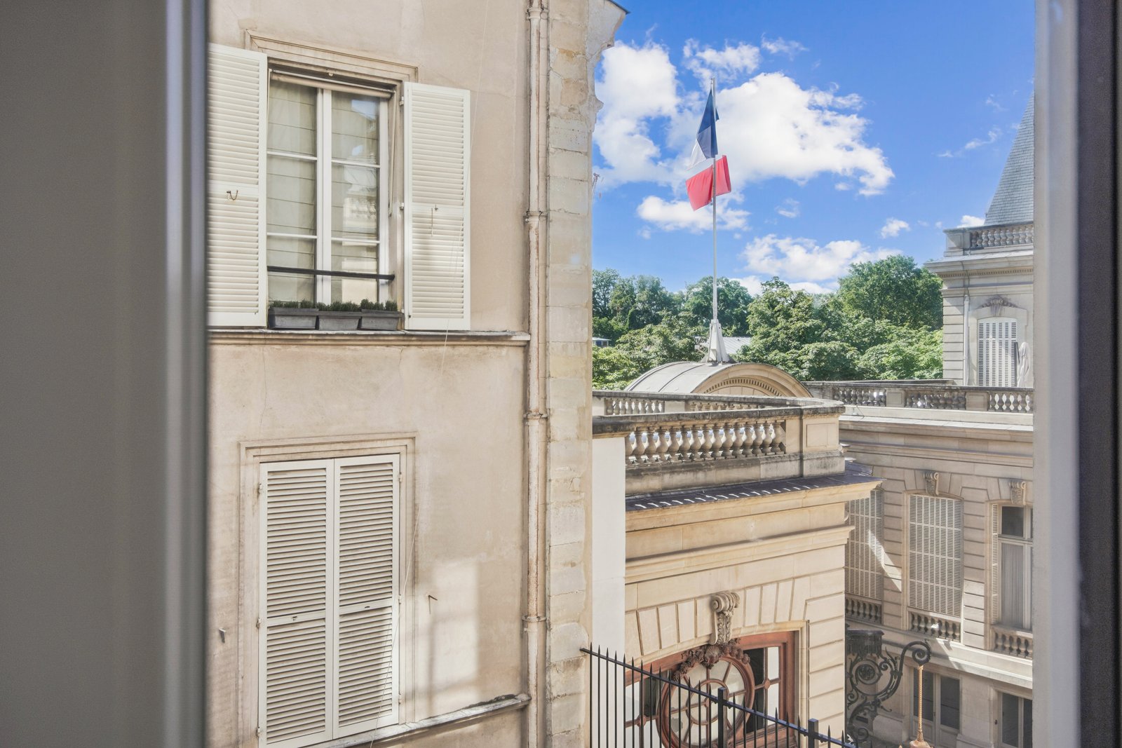Séjour avec cheminée en marbre, appartement à vendre Paris 8e Élysée-Madeleine