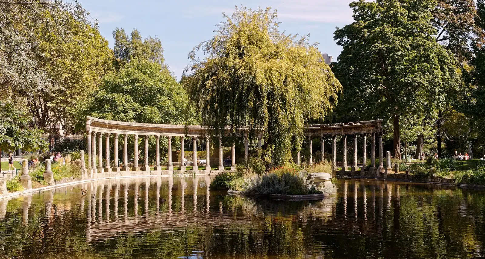 La colonnade de la Naumachie au parc Monceau, Paris 8e