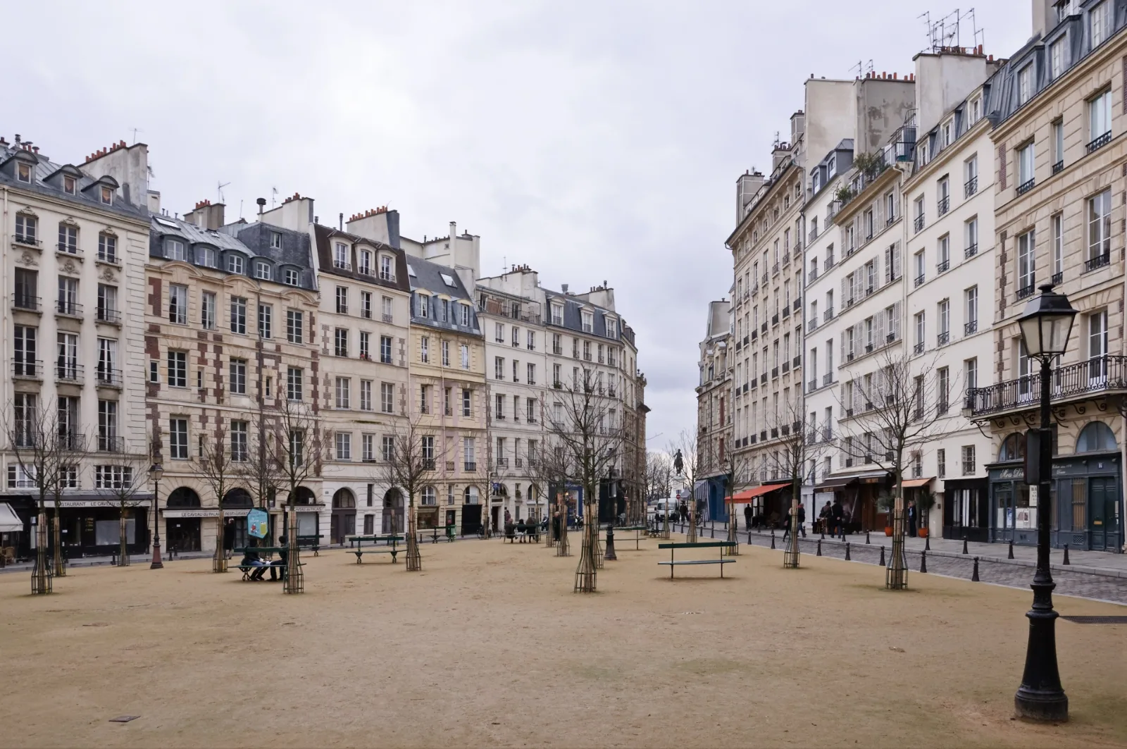 La place Dauphine et ses immeubles, à la pointe de l'île de la Cité, Paris 1er