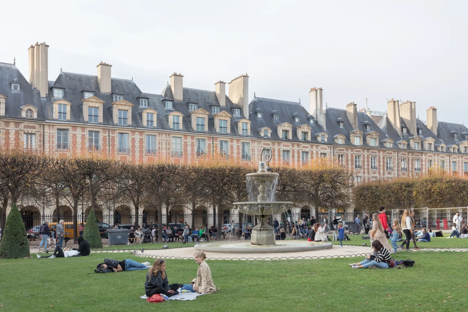 La place des Vosges et ses pavillons de brique et de pierre, dans le Marais à Paris