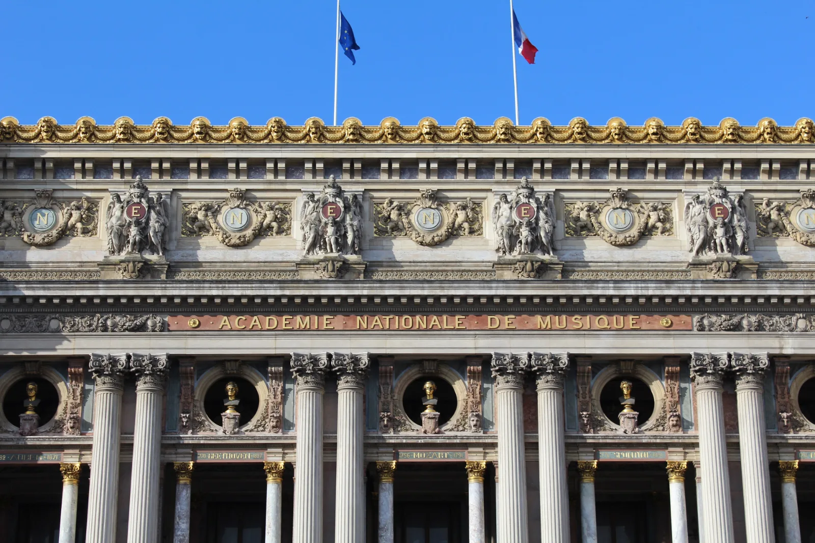 La façade principale du palais Garnier, Paris 9e