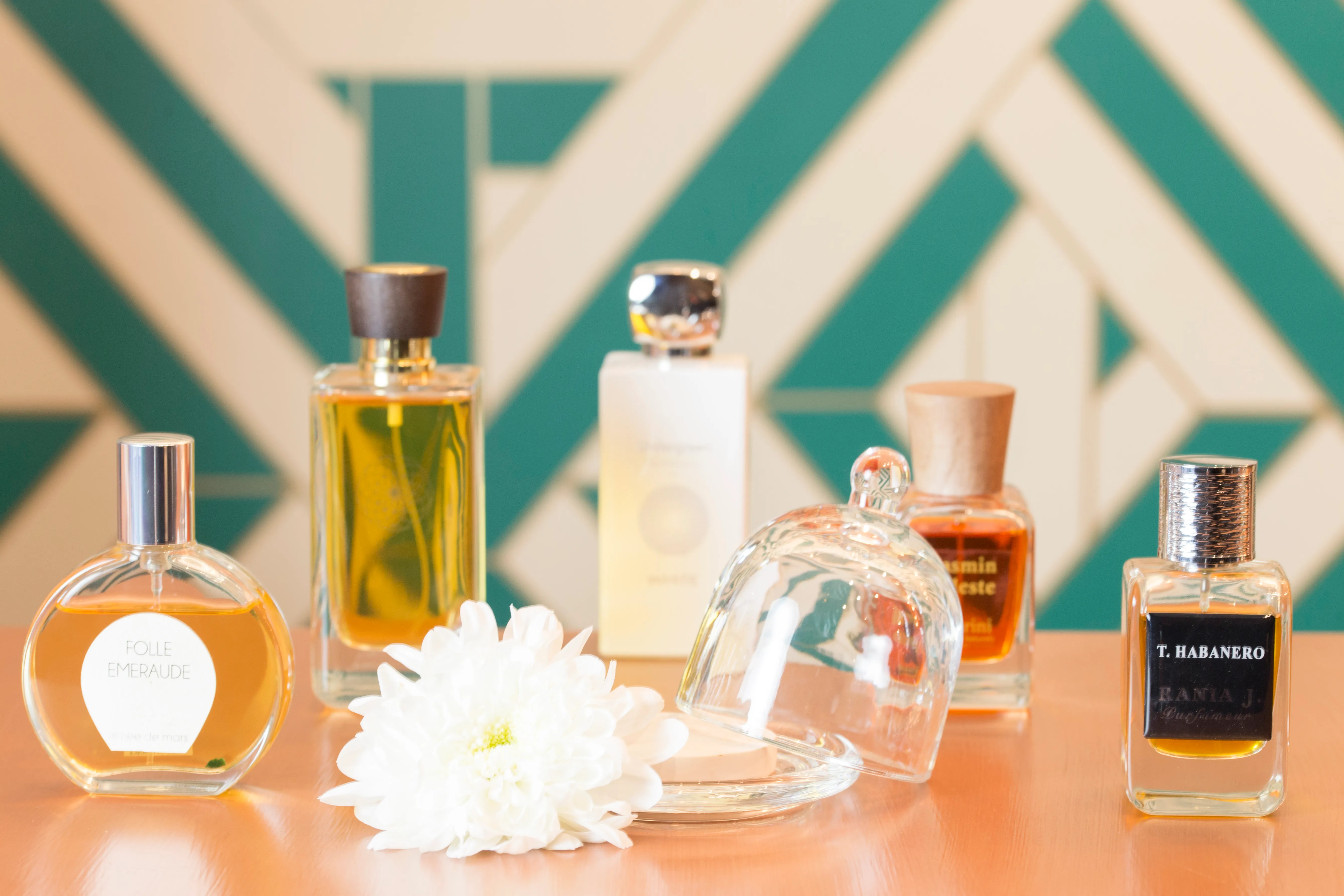 Flacons de parfums sur une table boisée.