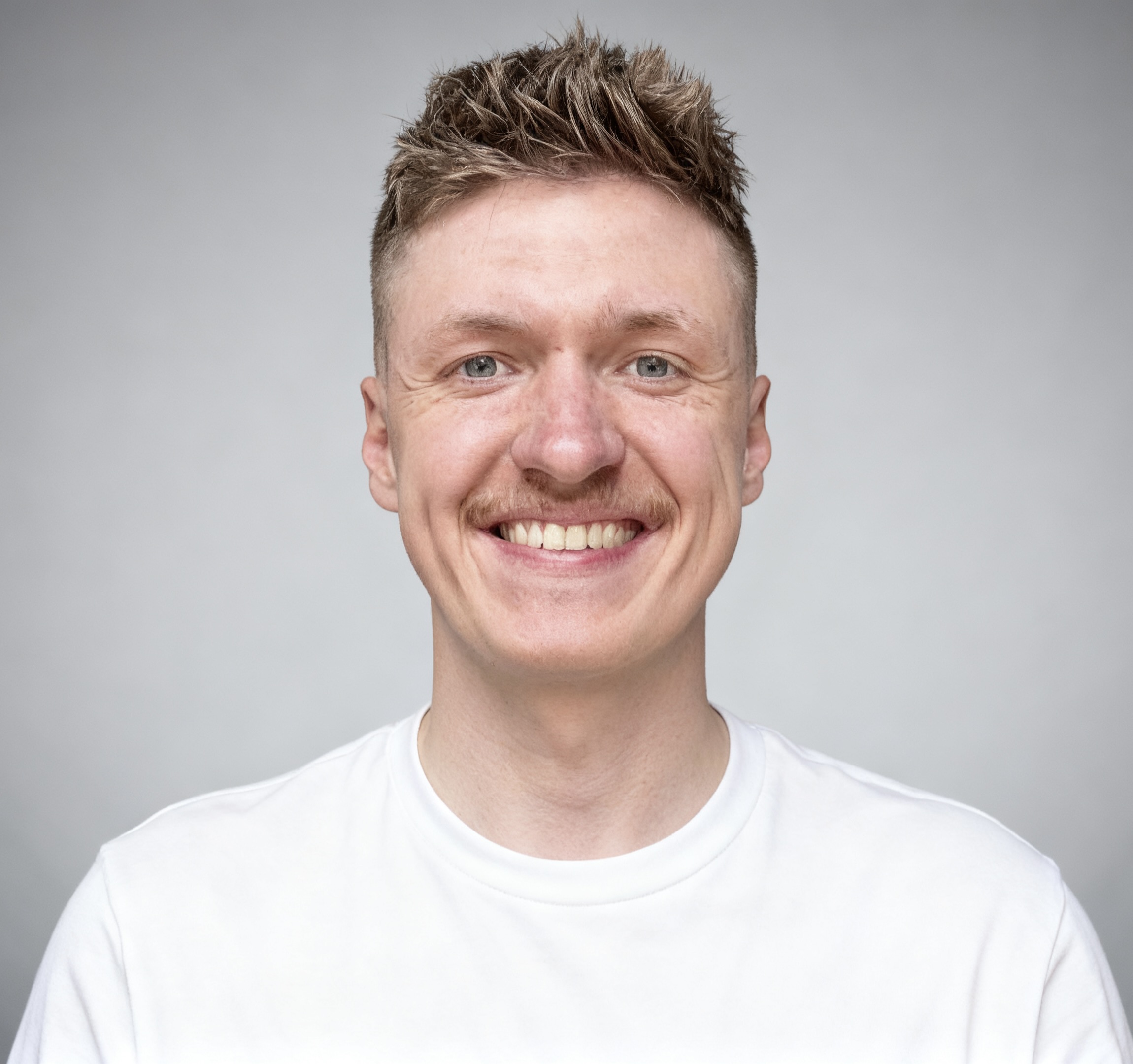 Leon Habiger lächelt in die Kamera, weißer Hintergrund