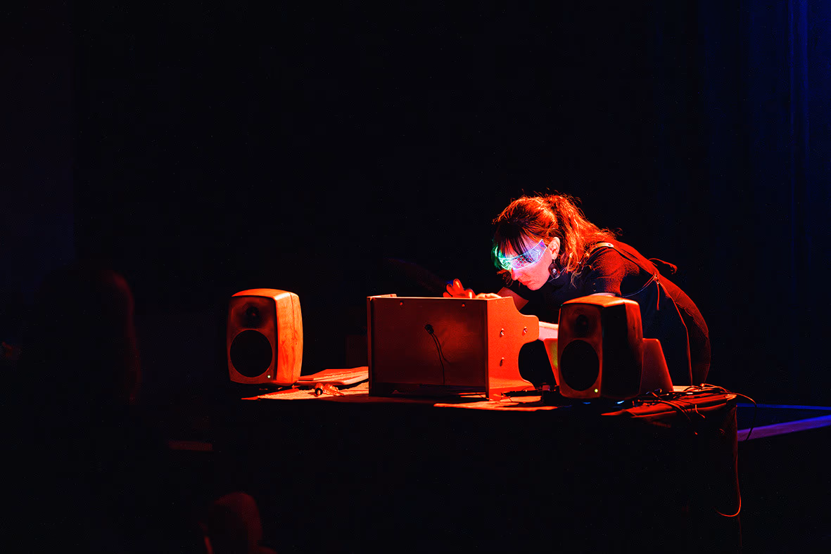 Musiker in rotem Licht