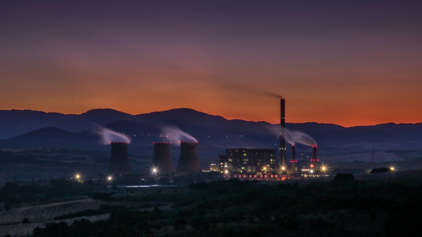 Kraftwerk in der Abenddämmerung – wachsender globaler Stromhunger