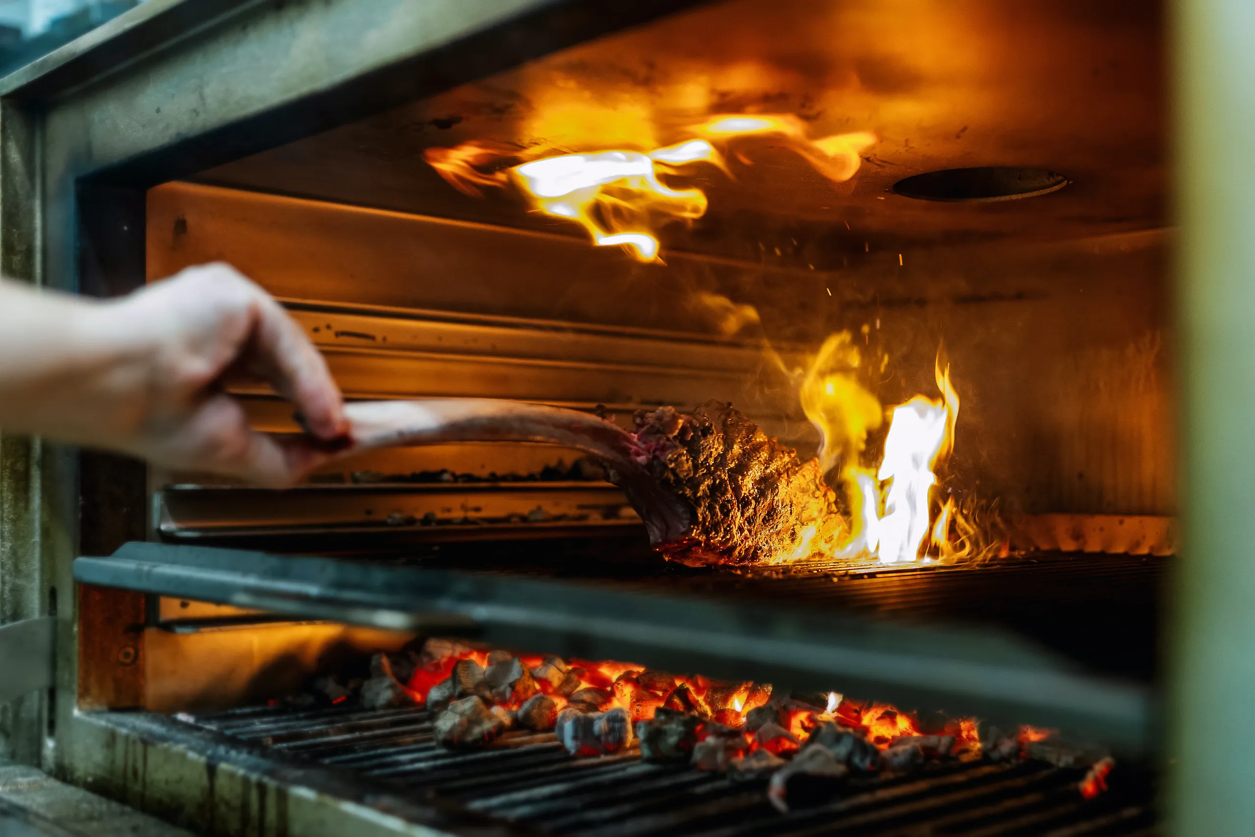 Stanowisko grillowe low & slow w kuchni HONO Kraków
