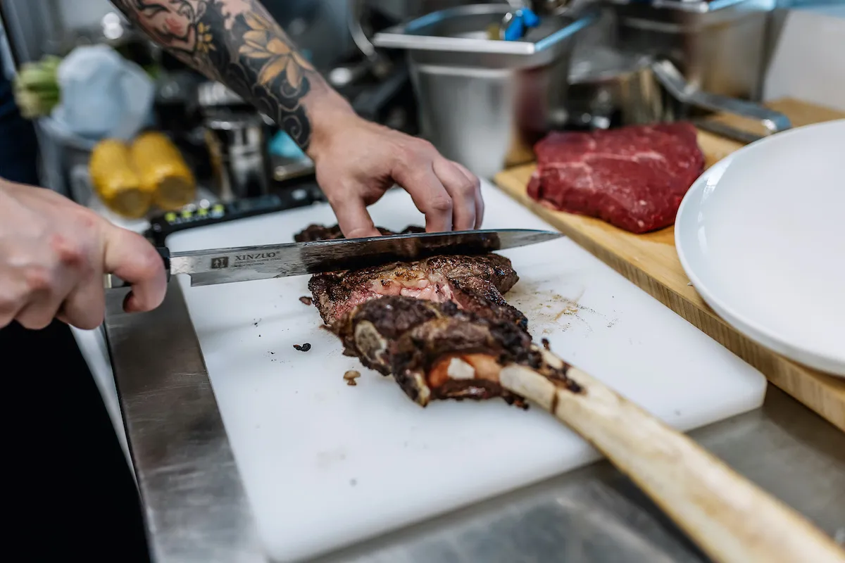 Grillowanie mięsa metodą low & slow w restauracji HONO na Zabłociu