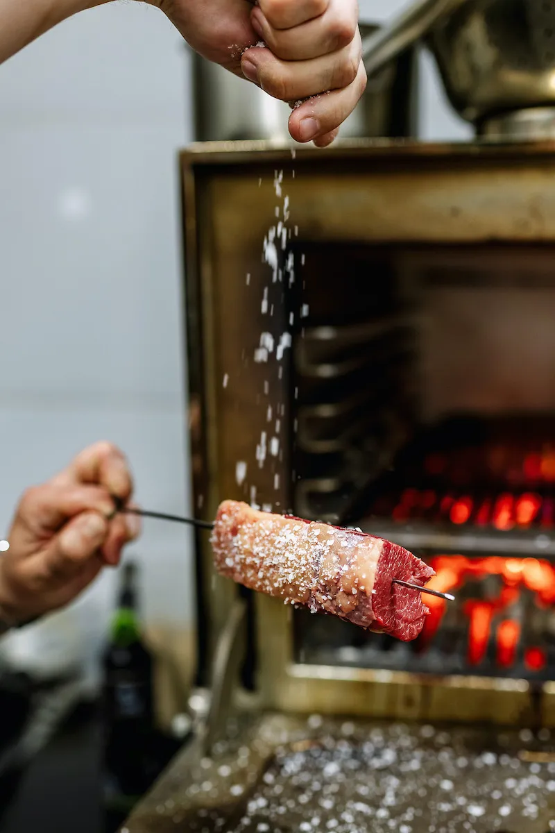 Stanowisko grillowe low & slow w kuchni HONO Kraków