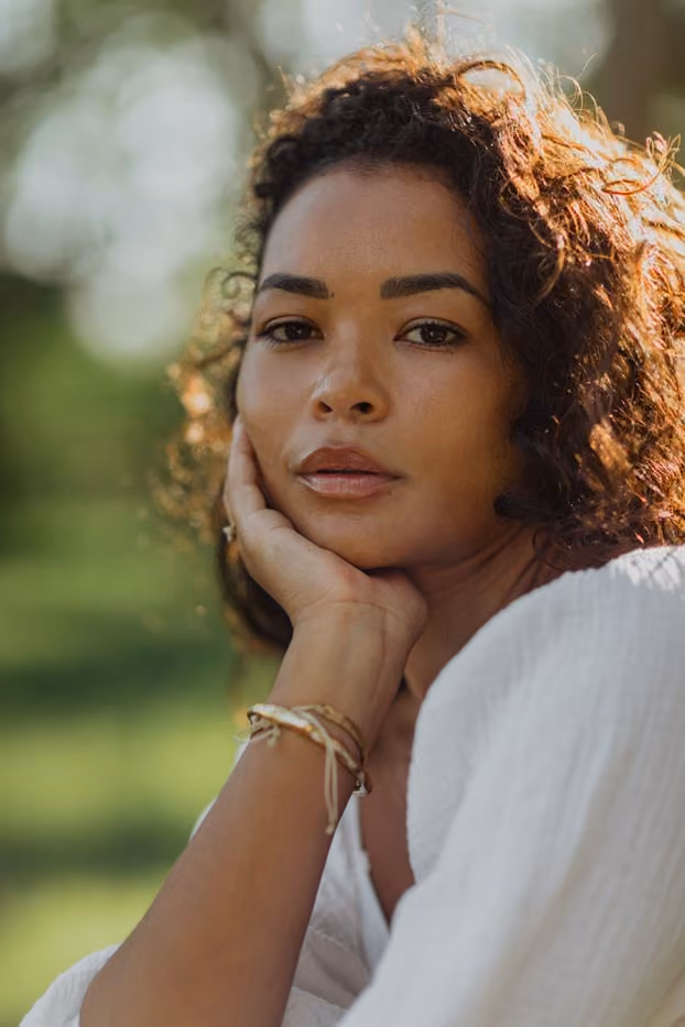 Portrait en lumière naturelle d'une réunionnaise en tenue créole à la Réunion.