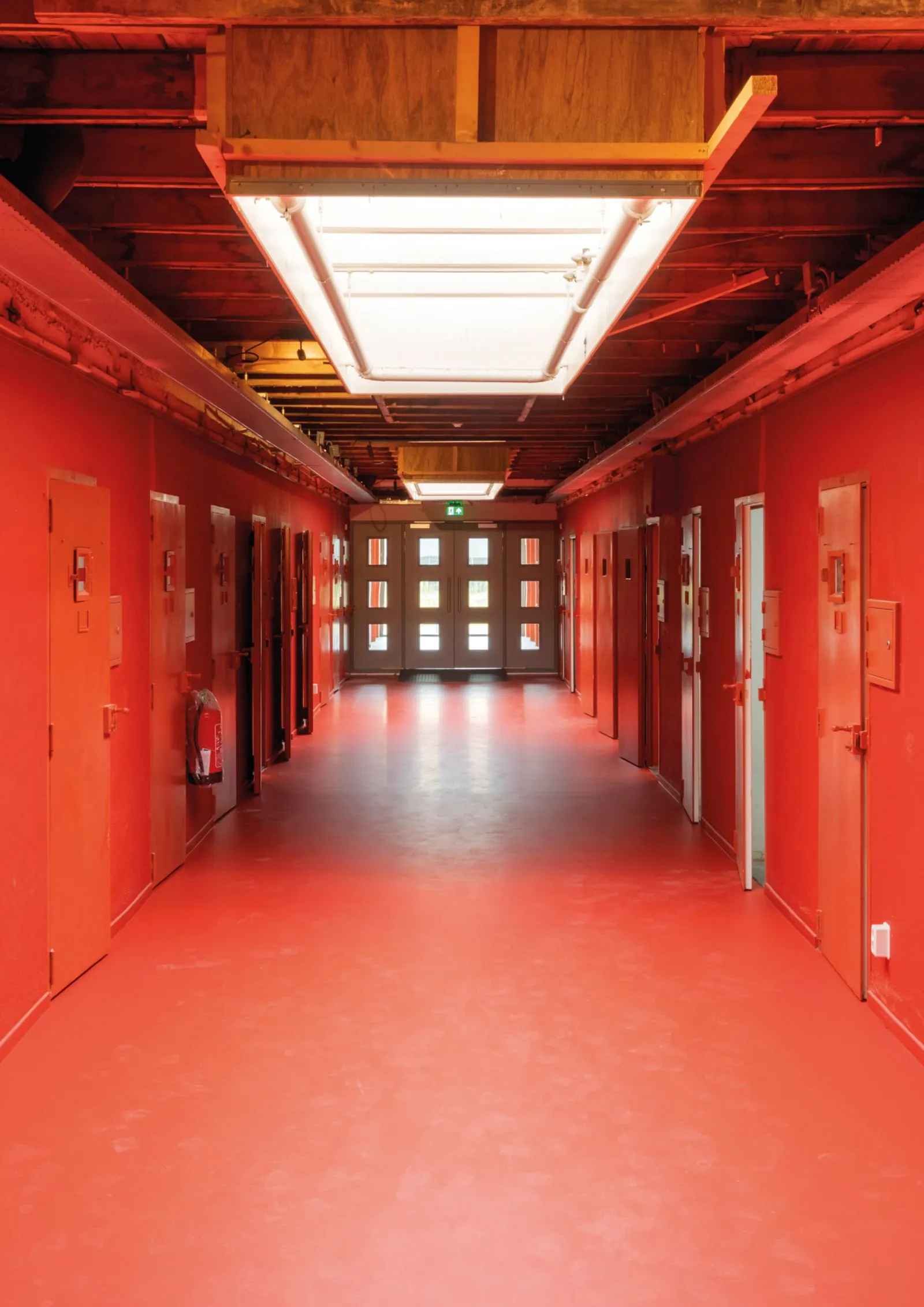 Roter Gang mit Zellentüren – Titelmotiv des Buches