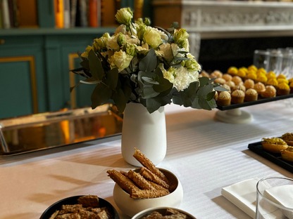 Table de réception dressée par Champs Libres avec bouquet et pièces cocktails