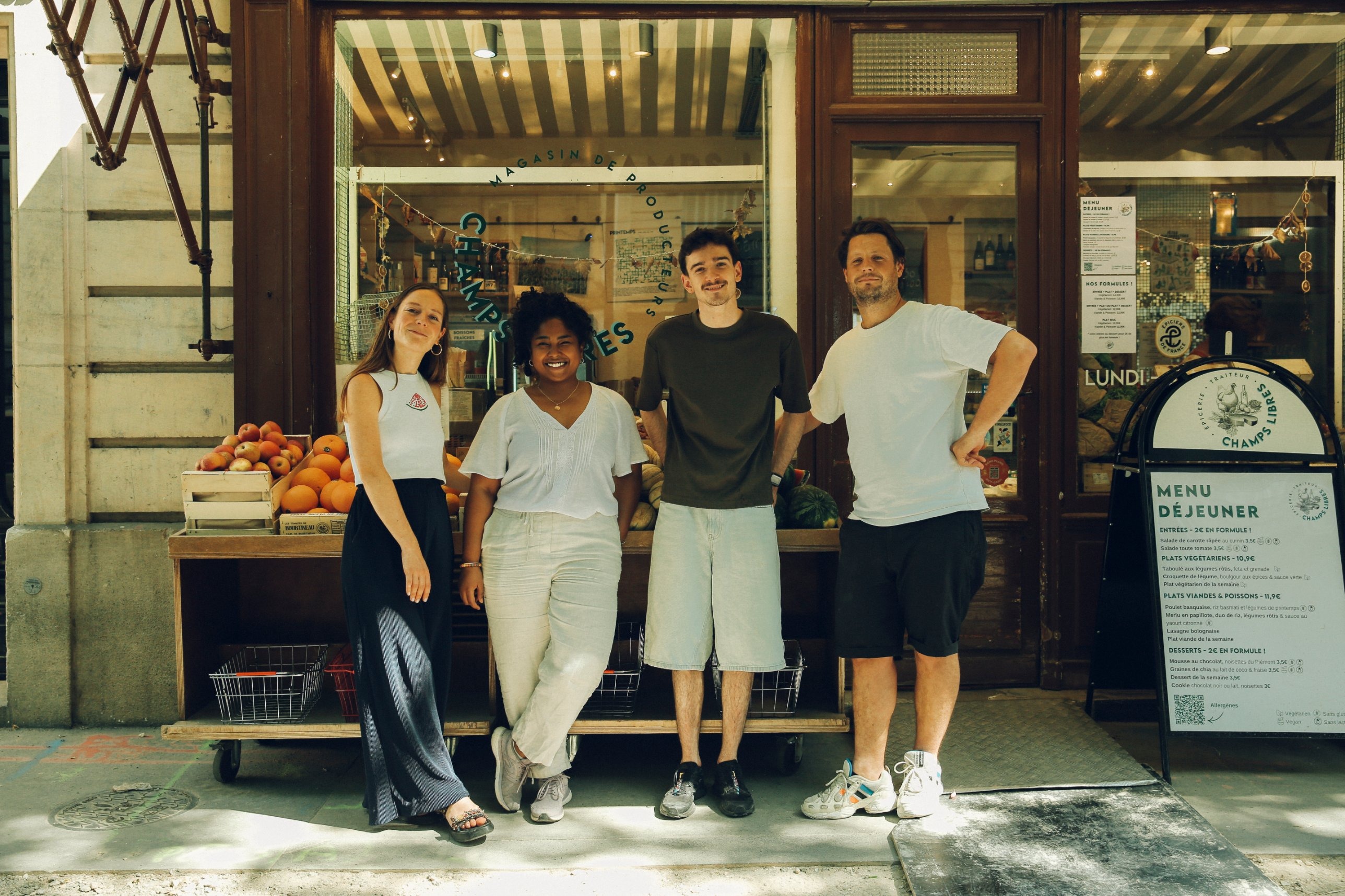 L'équipe Champs Libres devant l'épicerie Bizot, Paris 12e