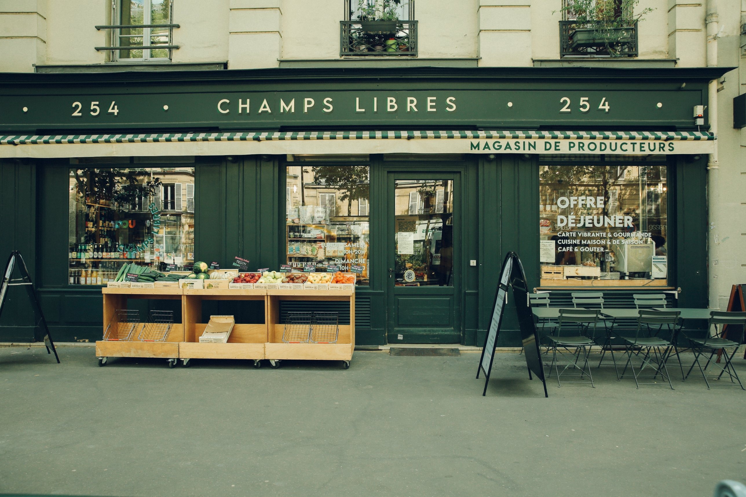 Devanture de l'épicerie Champs Libres Voltaire, Paris 11e