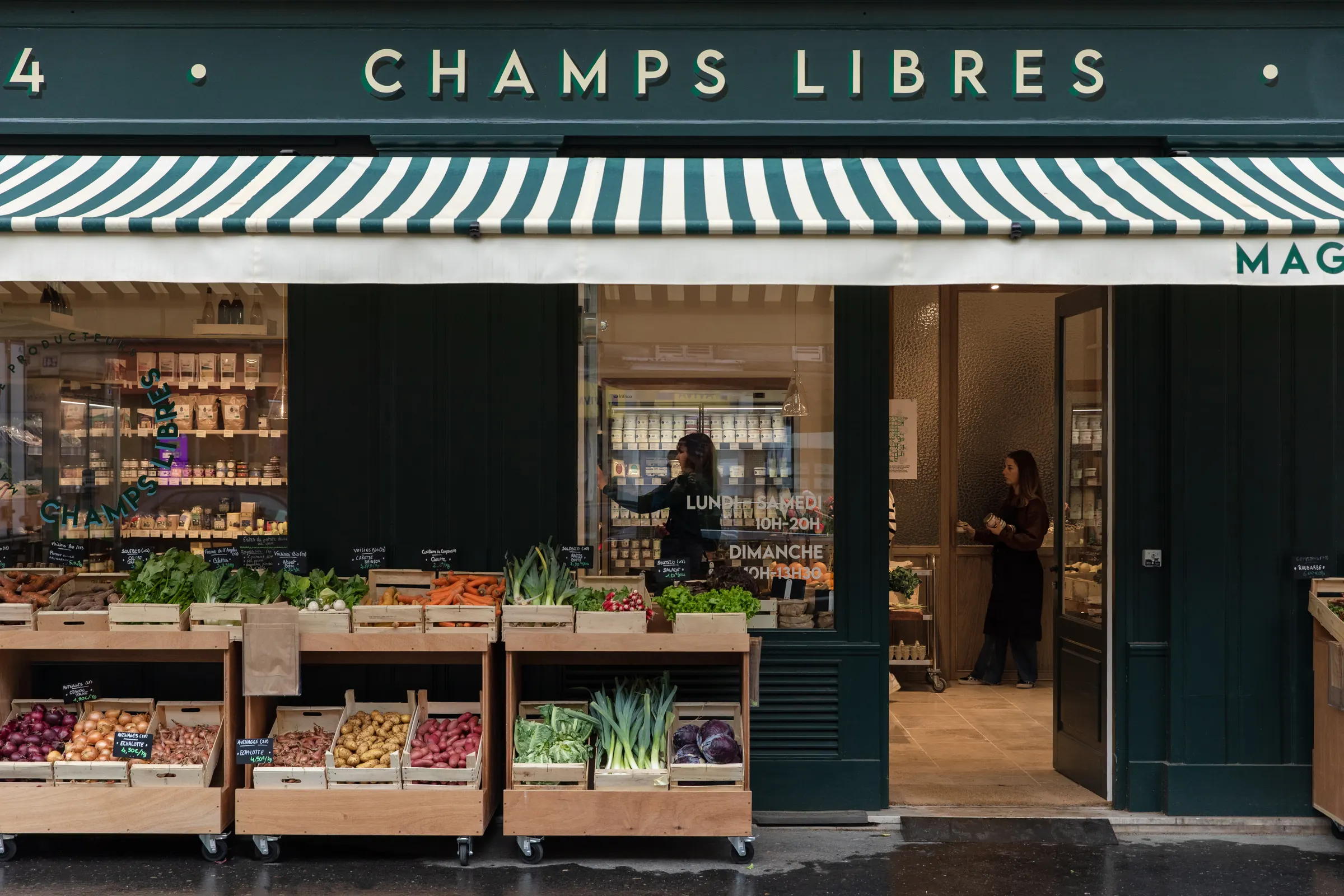 Devanture de l'épicerie Champs Libres Voltaire à Paris 11e, auvent rayé vert et étals de légumes de saison