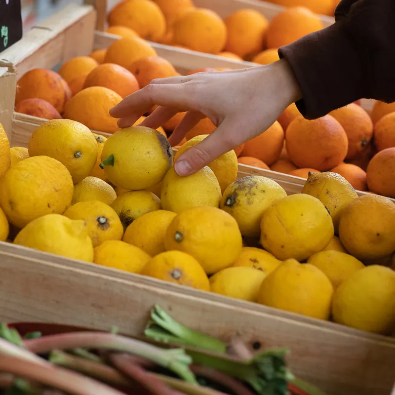 Fruits et légumes de saison à l’épicerie Champs Libres Charenton, Paris 12e