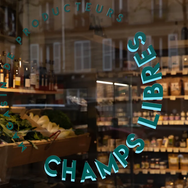 Vitrine Champs Libres, magasin de producteurs à Paris, avec épicerie et produits locaux