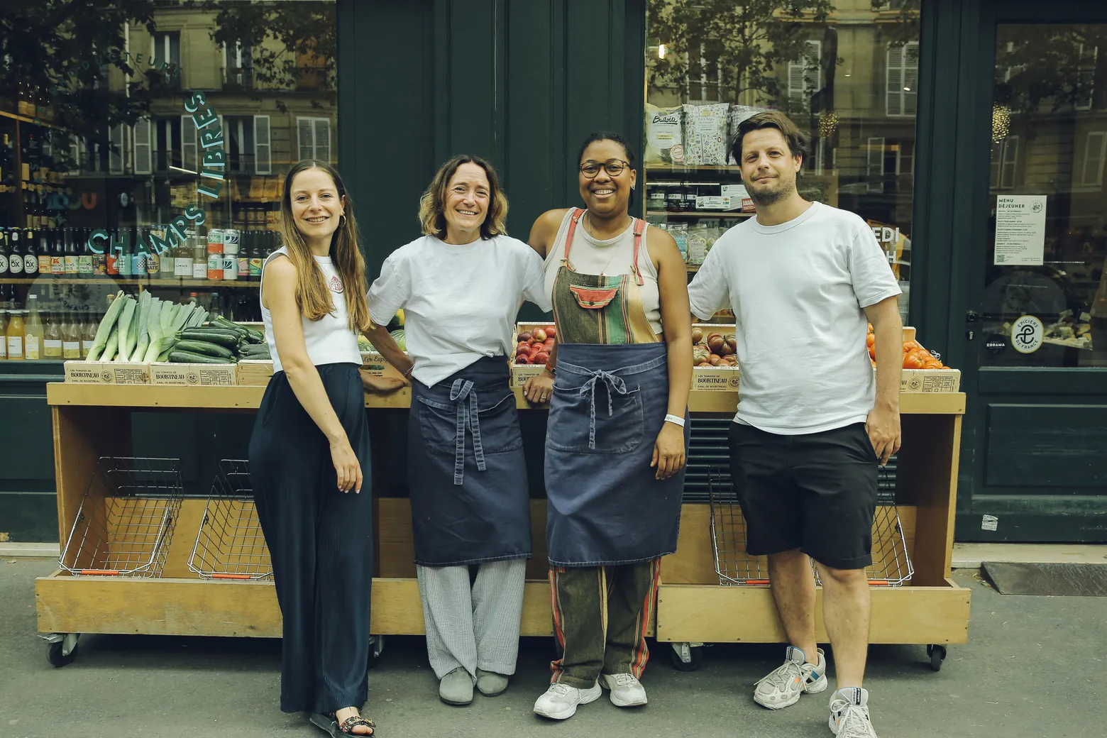 L'équipe Champs Libres devant l'épicerie du 254 boulevard Voltaire, Paris 11e