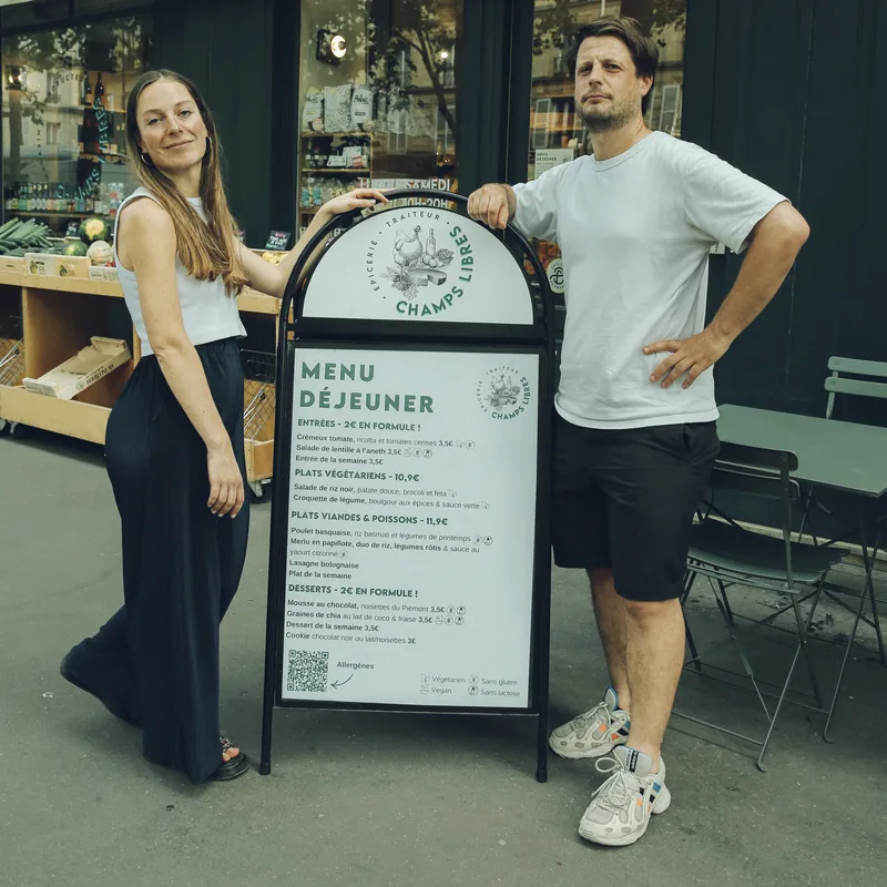 Menu déjeuner du traiteur Champs Libres devant l'épicerie Voltaire, Paris 11e