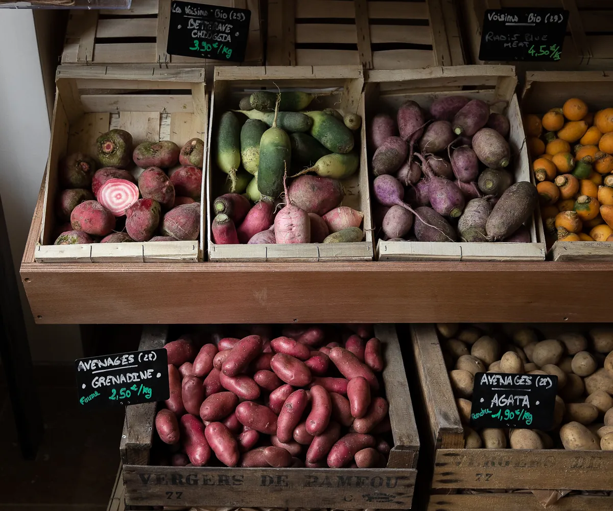 Étal de légumes de producteurs locaux dans une épicerie Champs Libres : betteraves, radis et pommes de terre