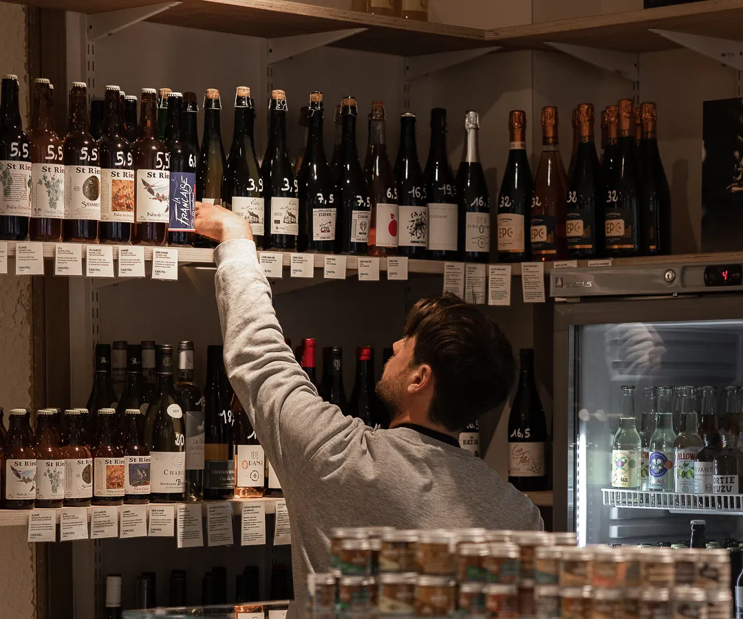 Rayon vins et bières artisanales de l’épicerie Champs Libres Michel Bizot