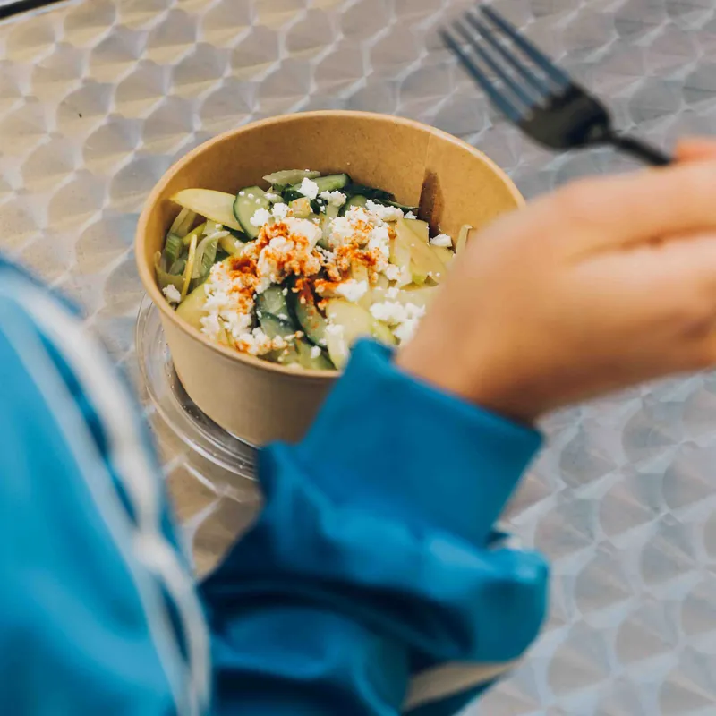 Salade fait maison à emporter pour le déjeuner, traiteur Champs Libres Belleville