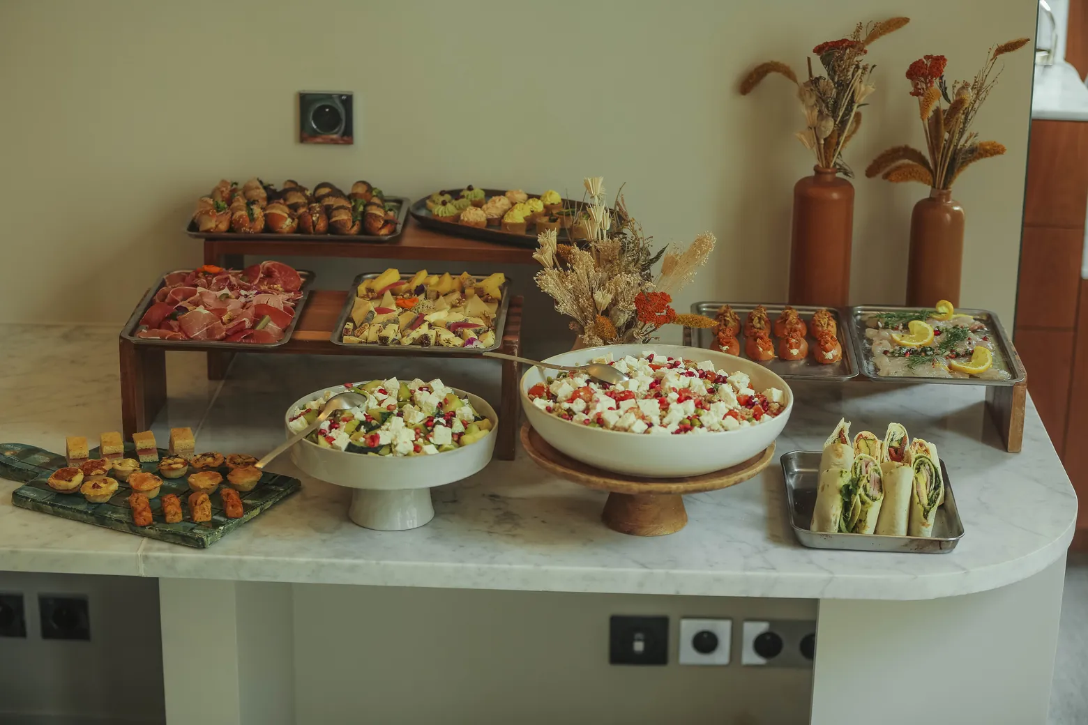 Buffet traiteur fait maison Champs Libres : salades, charcuteries, fromages et pièces cocktail