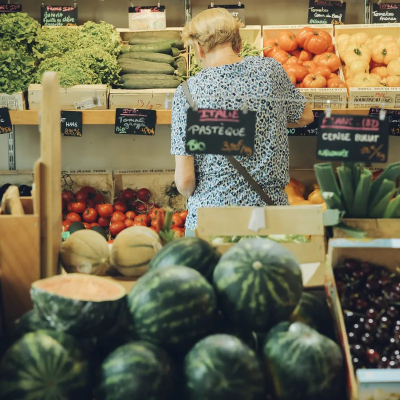 Étal de fruits et légumes de saison à l’épicerie Champs Libres, 222 rue de Charenton