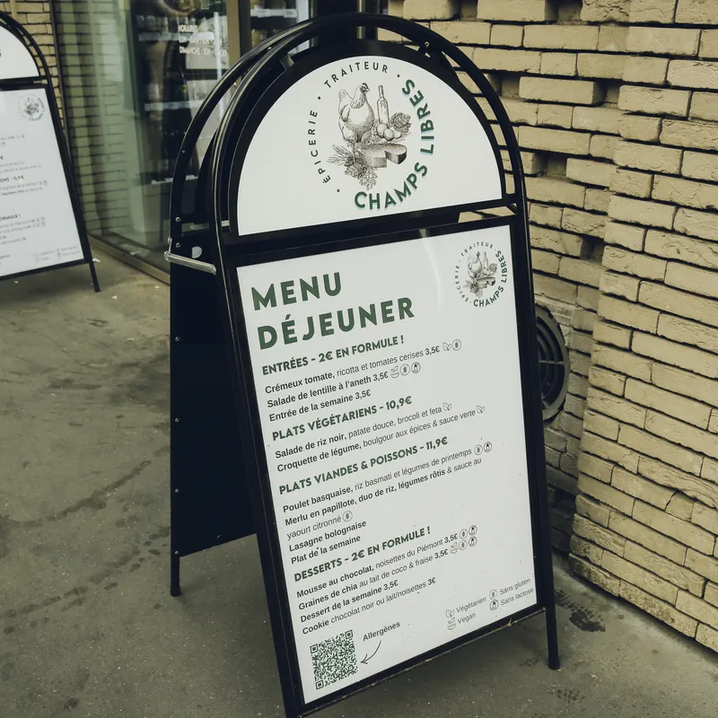 Panneau menu déjeuner Champs Libres devant l’épicerie Charenton