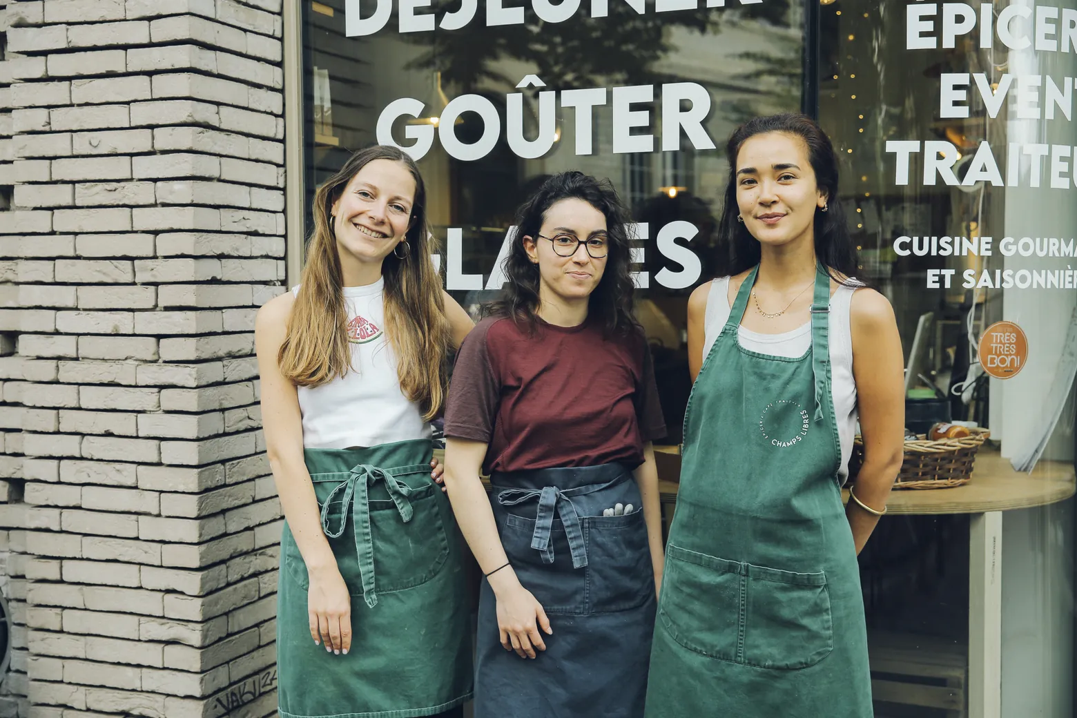 L’équipe Champs Libres en tabliers devant l’épicerie Charenton, Paris 12e