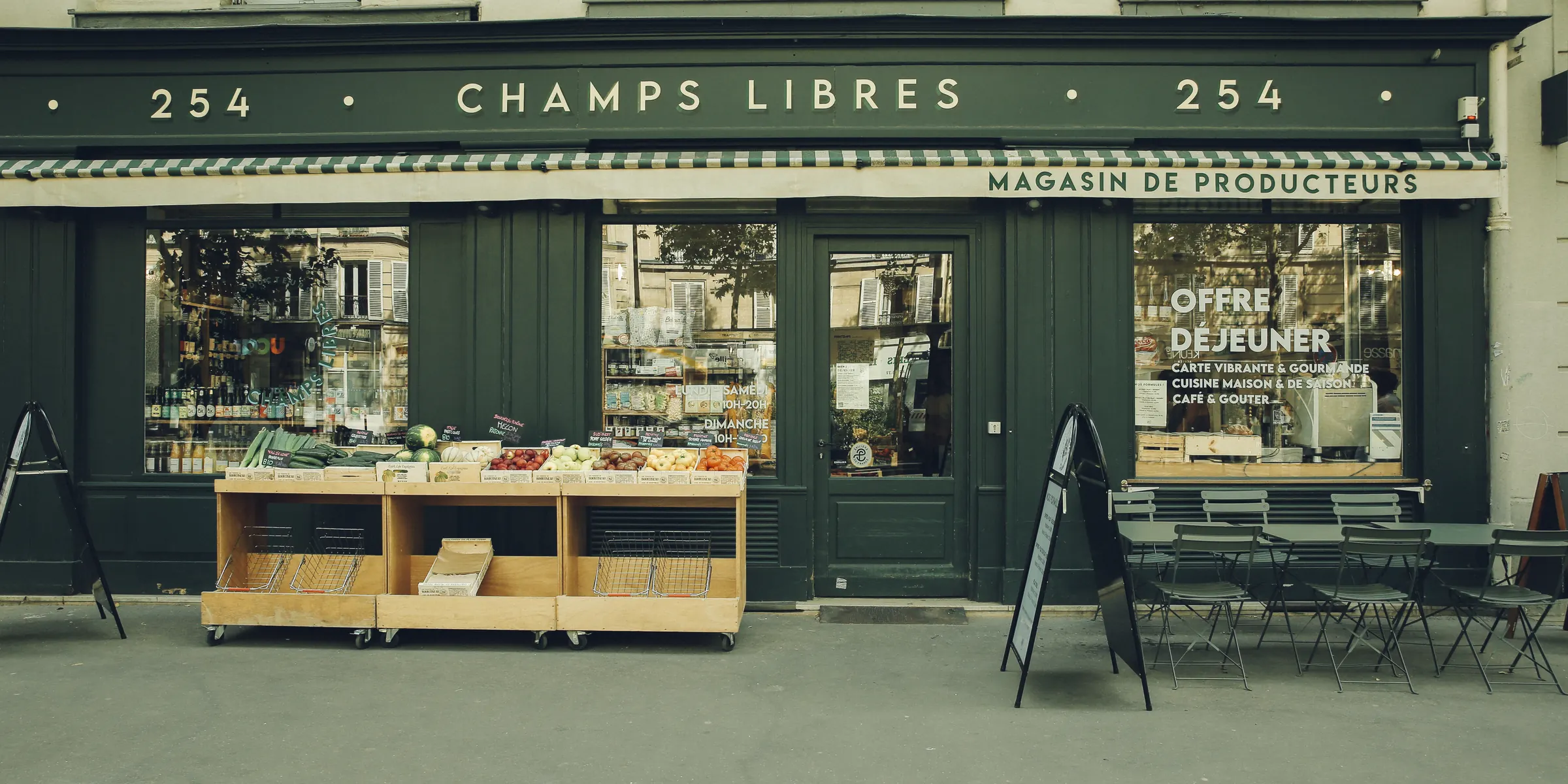 Devanture de l’épicerie Champs Libres, magasin de producteurs au 254 boulevard Voltaire, Paris