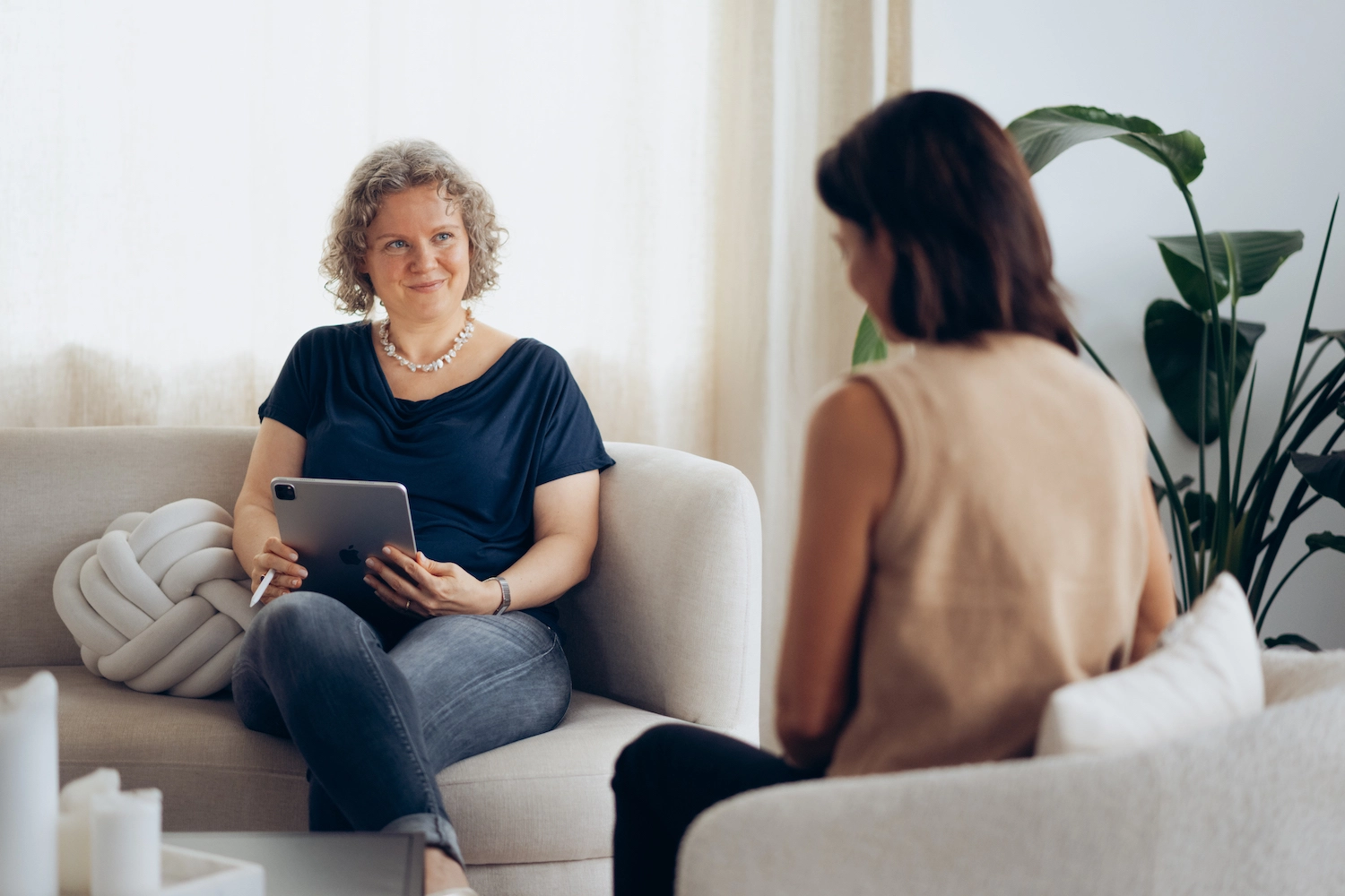 Zusammen mit einer Thearapeutin kann im Gespräch bei einer Wut-Therapie ebenfalls die Wut in den Griff bekommen werden