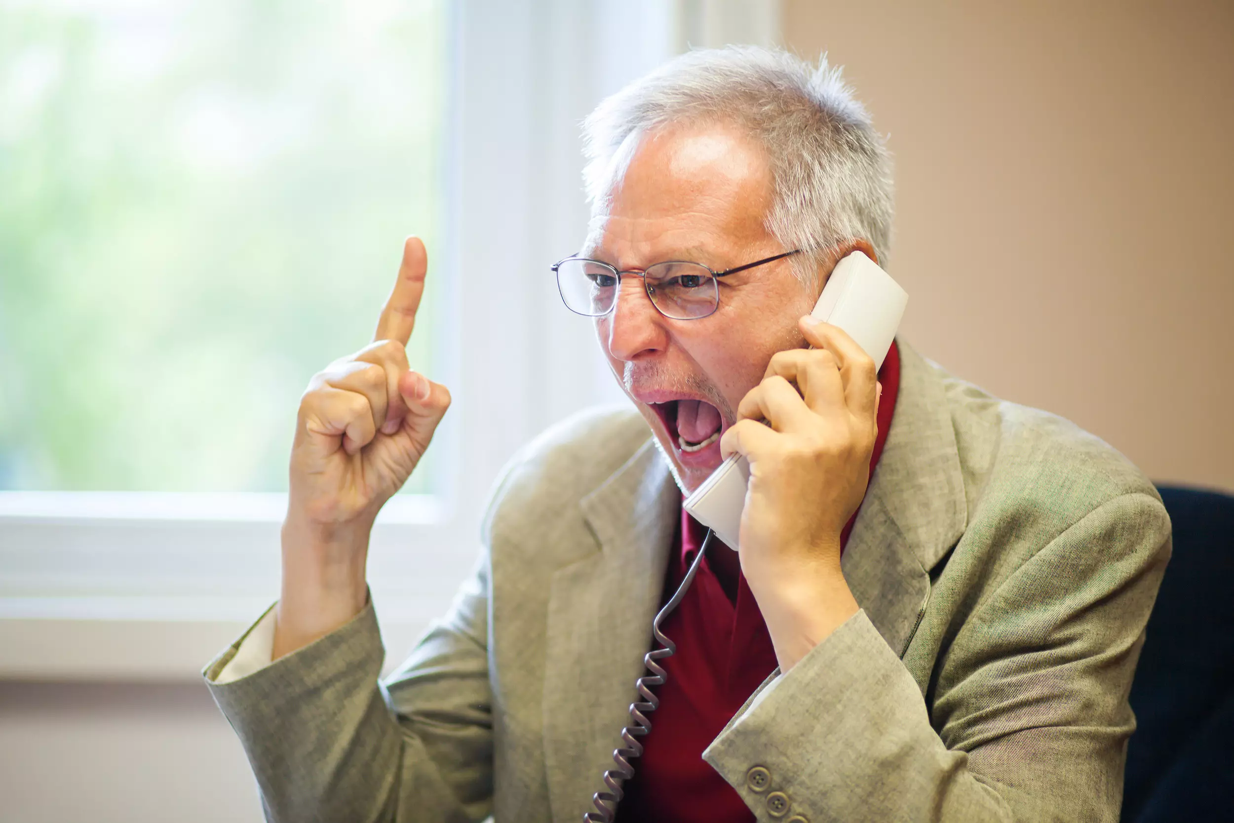 Ausraster am Telefon können auch in Verbindung mit MS stehen. Ursachen können dafür kognitive Dysfunktionen und Verhaltensänderungen sein.