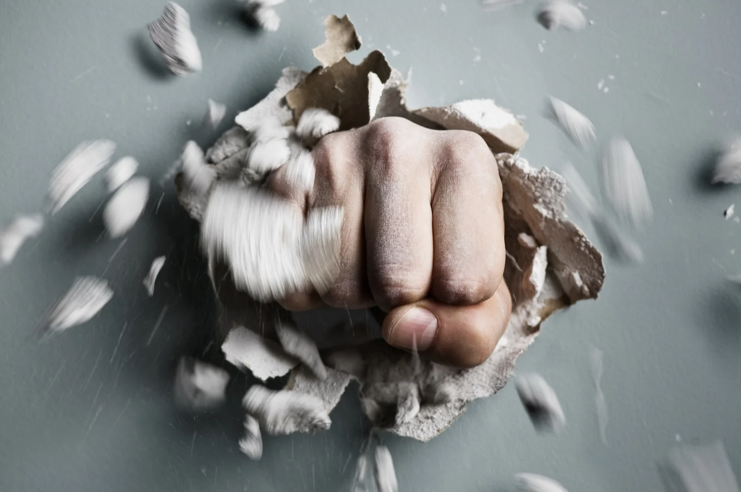 Das Gefühl mit der Faust durch die Wand schlagen zu wollen ist bei einer bipolaren Störung keine Seltenheit. Oft sind Wut und Aggression eine Begleiterscheinung.