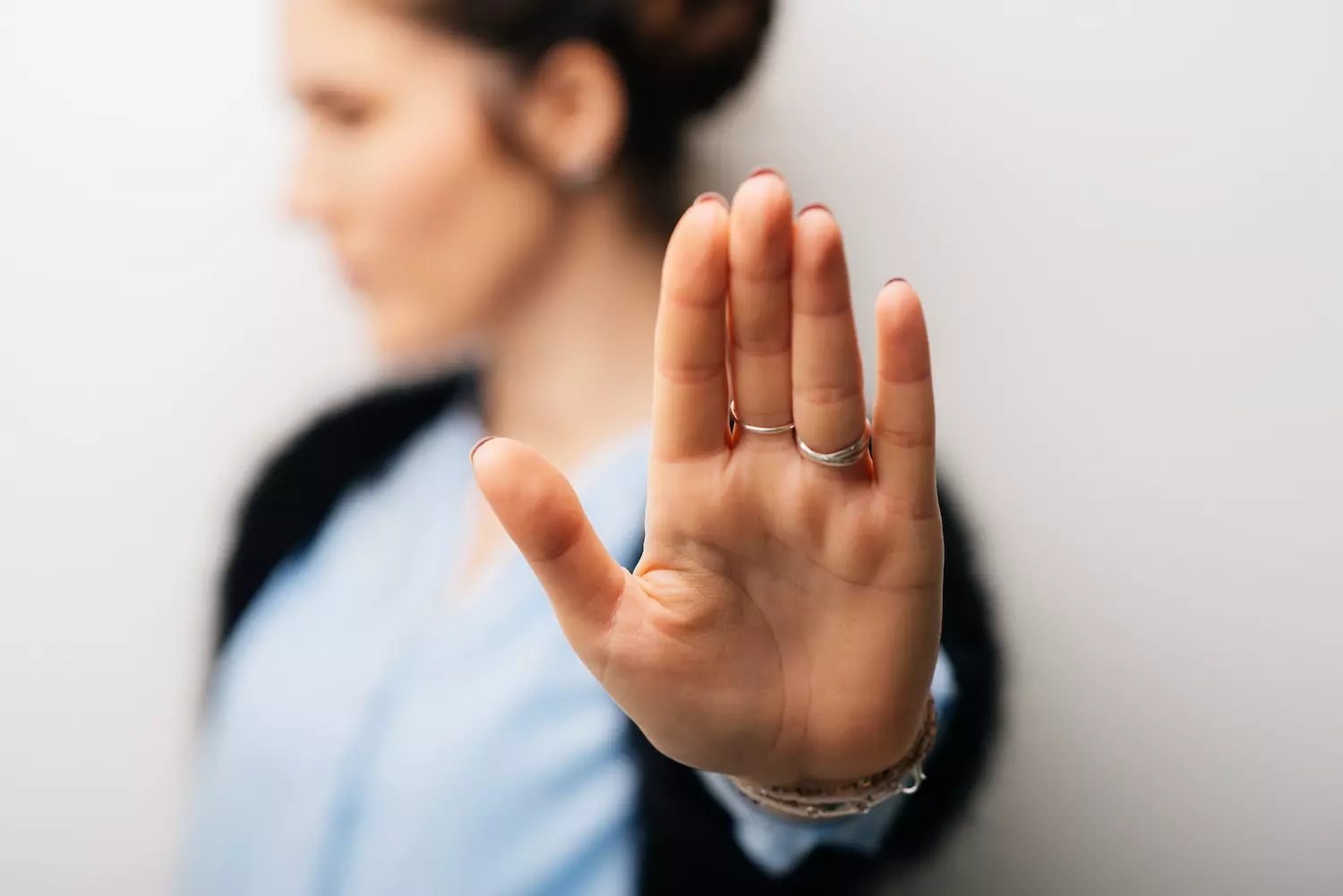 Wenn ständige Gereiztheit zur Aggression sorgt, sollte erst einmal Stopp sagen und für die eigene Sicherheit sorgen