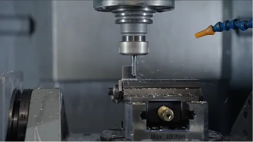 CNC frézování kovového dílu v obráběcím centru