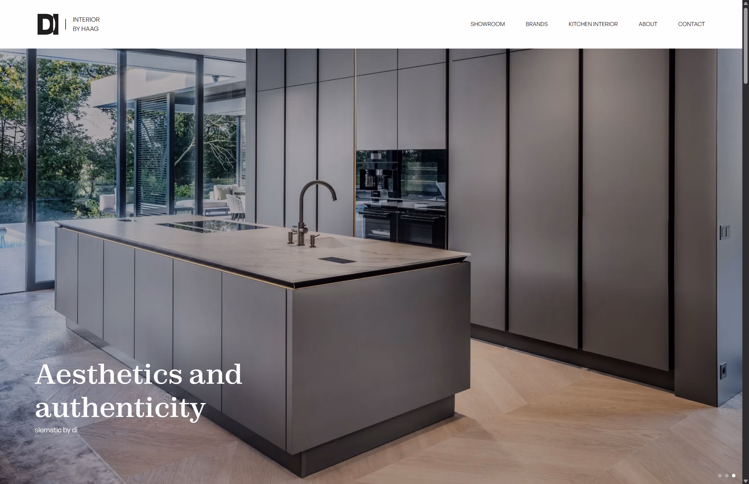 Webdesign für ein Interior-Studio – moderne Küche mit Kochinsel und Marmor-Arbeitsplatte