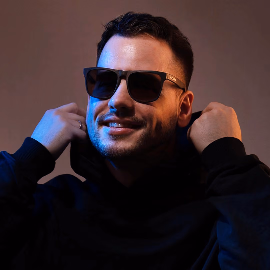 Sascha Thiel mit Sonnenbrille und schwarzem Hoodie – Porträt im Studiolicht