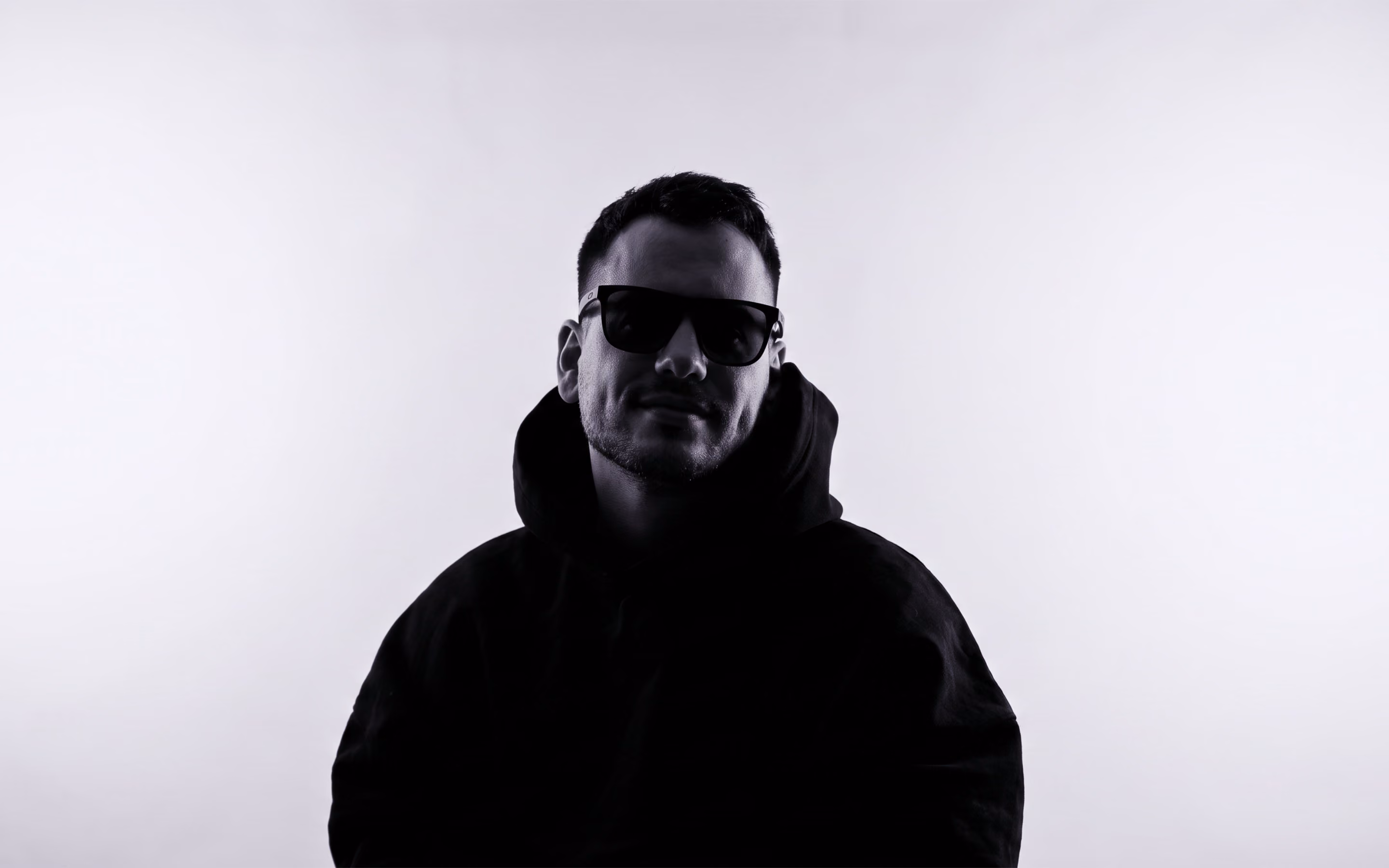 Sascha Thiel, freiberuflicher Webdesigner aus Burscheid, in Schwarz-Weiß