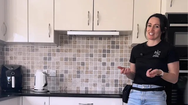 Katie explaining the final stage of the settle exercise 