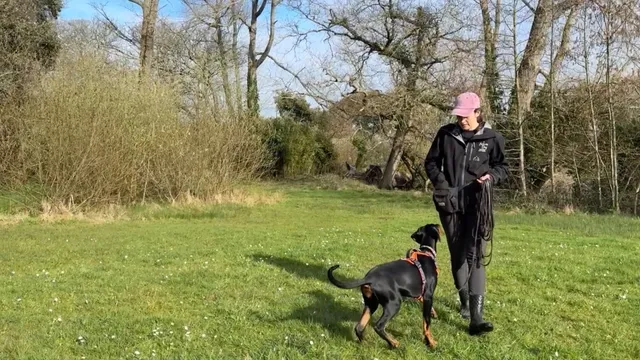 Katie showing how to fade food out whilst walking