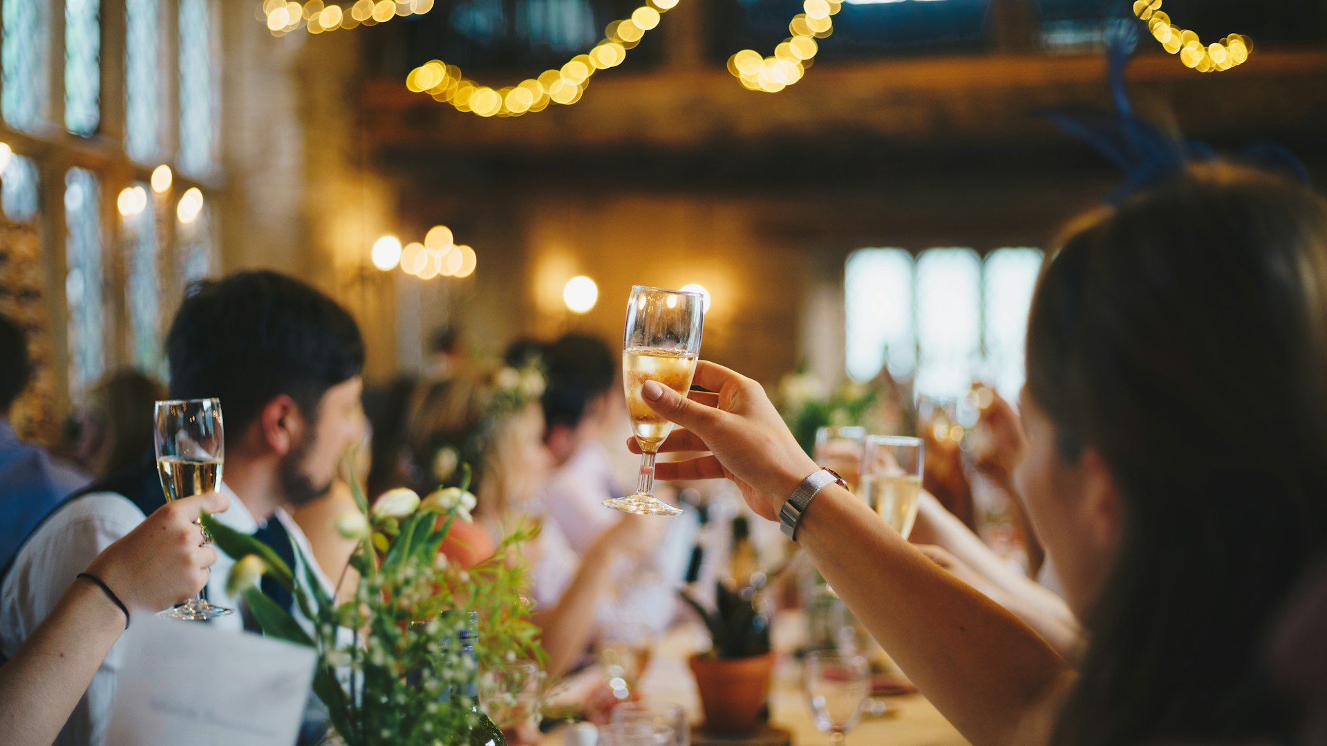 Gasten proosten met champagne tijdens een feestelijk diner