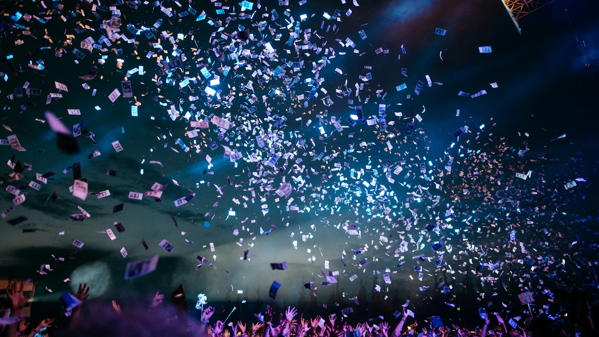 Confetti dwarrelt boven een feestend publiek