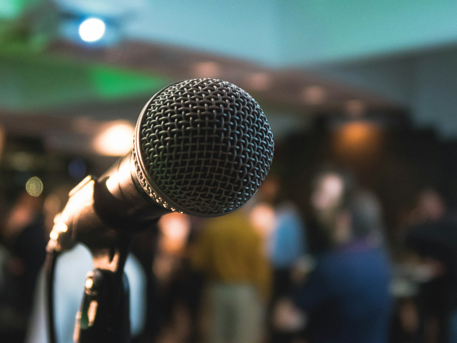 Microfoon op een standaard voor een zaal met publiek