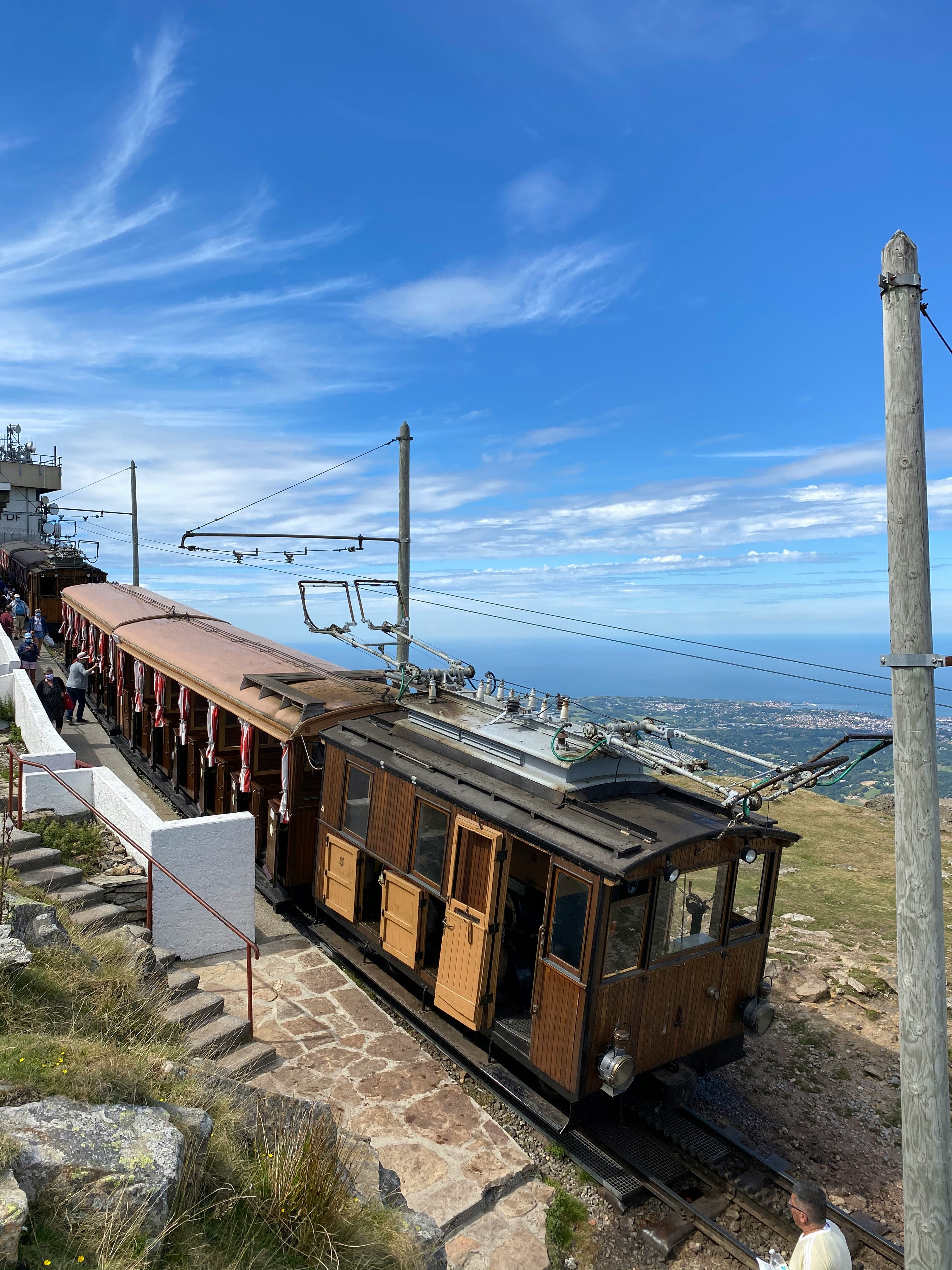 Petit Train de la Rhune au Pays Basque avec vue panoramique sur les montagnes basques