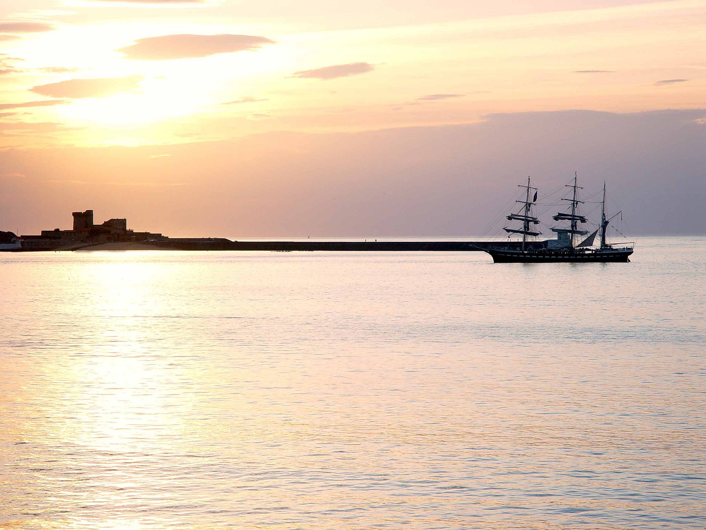 Voilier au coucher du soleil dans la baie de Saint-Jean-de-Luz