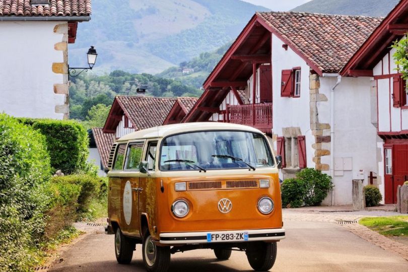 Combi Volkswagen Txiki Combi dans un village du Pays Basque