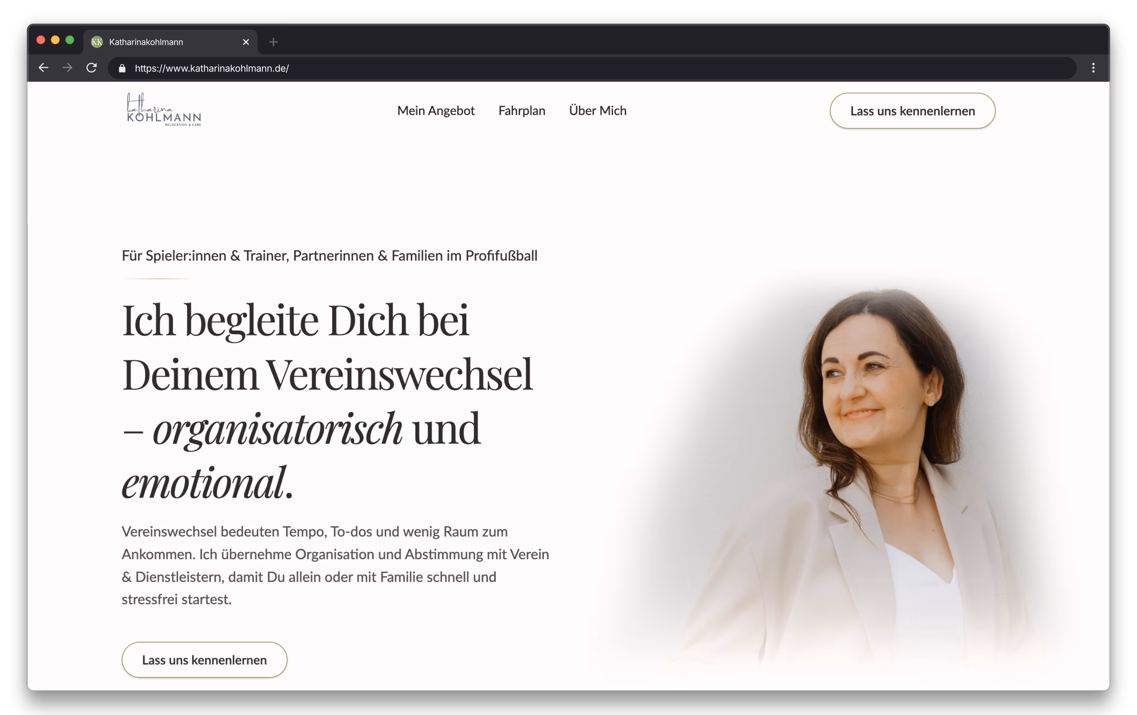Startseite von Katharina Kohlmann Webdesign mit Navigation, Text zur Begleitung bei Vereinswechsel im Profifußball und Porträtfoto einer lächelnden Frau.